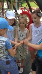 Дети из лагеря БИГ БЕН играют на детской площадке на е