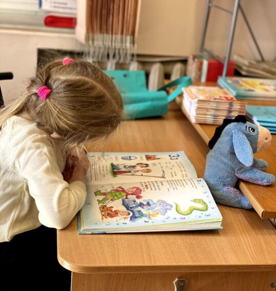 Дівчина з книжкою